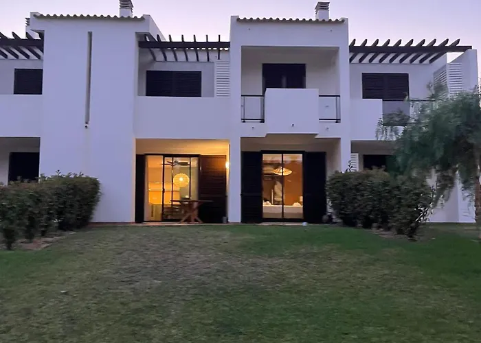 Piscina E Golf ألفور